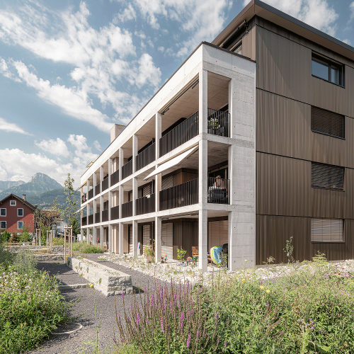 Die Gemeinde Brunnen und die Baugenossenschaft Familia Ingenbohl bauen direkt an der Gotthardbahnlinie ein Mehrfamilienhaus – mit viel Biodiversität und Nachhaltigkeit.